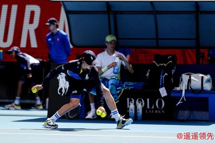 中网球童闪耀2025澳网 以专业诠释中国风采