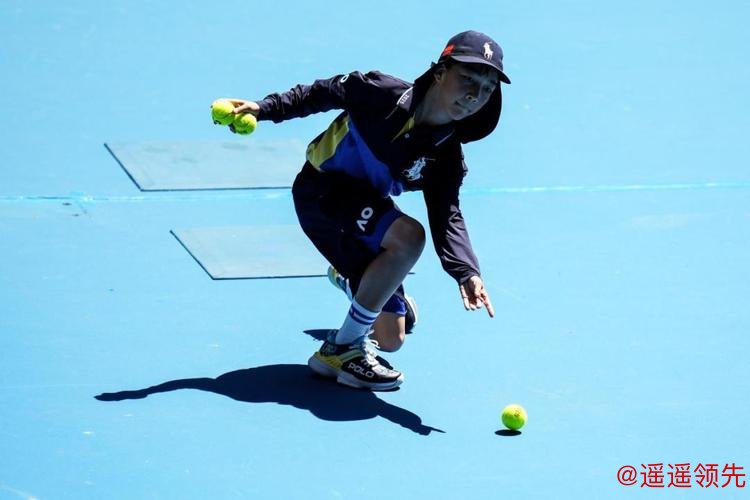 中网球童闪耀2025澳网 以专业诠释中国风采